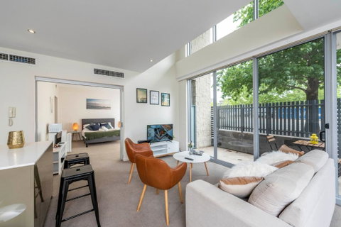 3 BDR Stylish City Retreat // Close To All And Everything In Canberra - Accommodation Perth 2