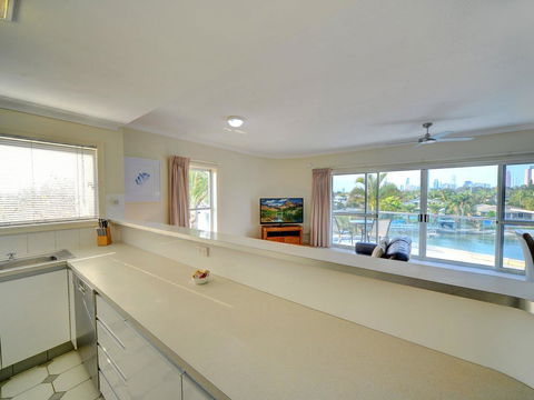 3br Broadbeach Lakefront Apartment - Accommodation Perth 2