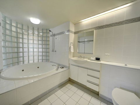 3br Broadbeach Lakefront Apartment - Accommodation Perth 3