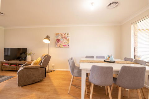 42 Rosemary Lane - Central Orange - Spacious Family Home - Quiet Lane - Accommodation Perth 3