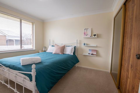 42 Rosemary Lane - Central Orange - Spacious Family Home - Quiet Lane - Accommodation Perth 2