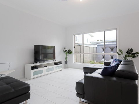 5B BENT STREET - LARGE HOUSE WITH DUCTED AIR CON, WIFI & FOXTEL - Perth Resorts 1