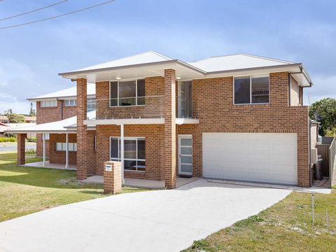 5B BENT STREET - LARGE HOUSE WITH DUCTED AIR CON, WIFI & FOXTEL - Perth Resorts 0
