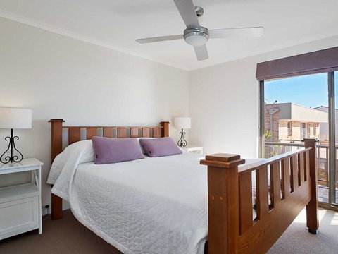 6 'Skyline' 12 Thurlow Avenue - Foxtel & Aircon - Accommodation Perth 2