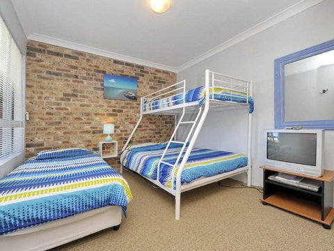 73 'Bay Parklands', 2 Gowrie Avenue - Solar Heated Pool, Spa, Tennis Court & Views - Accommodation Perth 1
