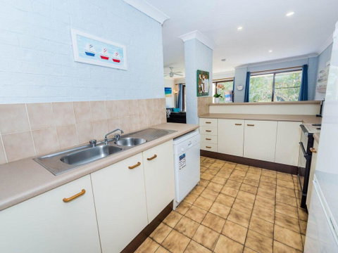 73 'Bay Parklands', 2 Gowrie Avenue - Solar Heated Pool, Spa, Tennis Court & Views - Accommodation Perth 2