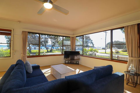 A Reflection On The Lake - Accommodation Perth 3