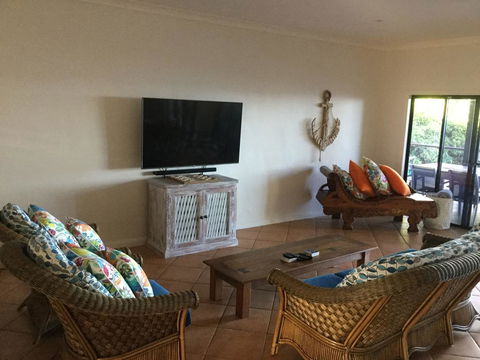 ABSOLUTE BEACHFRONT BLISS @ NEWELL BEACH - Accommodation Perth 3