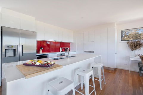 EAST52A - Lake Views - Accommodation Perth 2