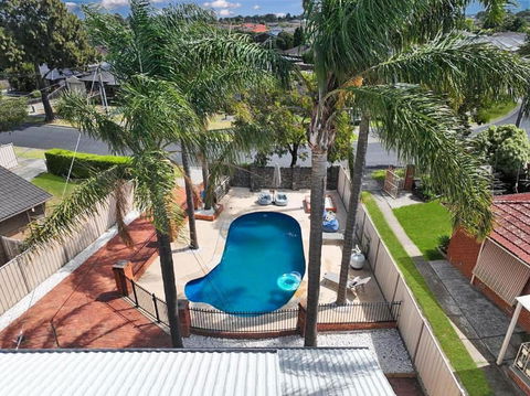 Evies White House Oasis I Pool & Close To Airport - Accommodation Perth 0