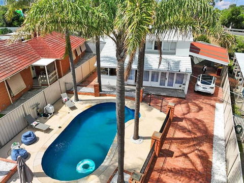 Evies White House Oasis I Pool & Close To Airport - Accommodation Perth 1