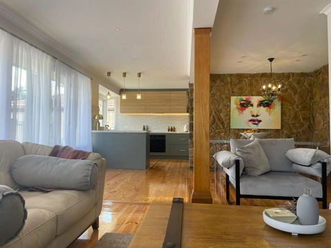Evies White House Oasis I Pool & Close To Airport - Accommodation Perth 2