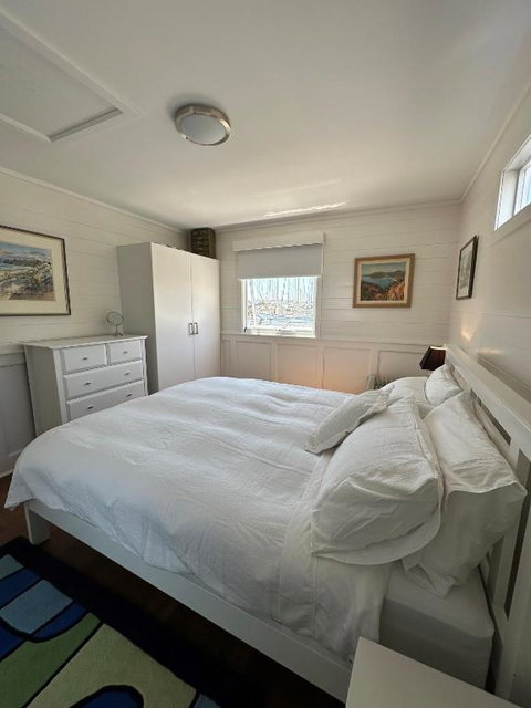 Elegant And Scenic Floating Boat House - Accommodation Perth 3