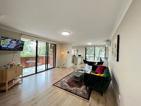 Fabulous 2 Bedroom Apartment, Secured Free Parking - Accommodation Perth 0