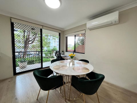 Fabulous 2 Bedroom Apartment, Secured Free Parking - Accommodation Perth 3