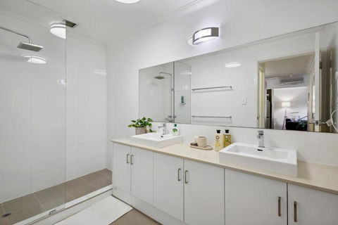 Fabulous Apt In Northbridge With Pool & WiFi - Accommodation Perth 4