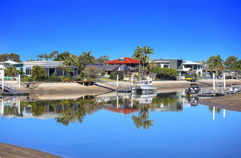 Fabulous Canal-front Unit In Mooloolaba - Perth Resorts 1