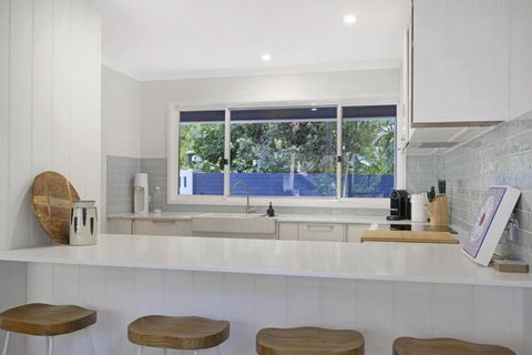 Family Friendly Beach House - 5mins Walk To The Beach - Accommodation Perth 4