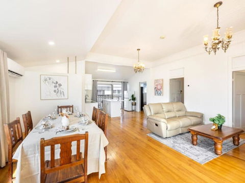 Family Friendly Cozy 4BR House At Annerley - Accommodation Perth 2