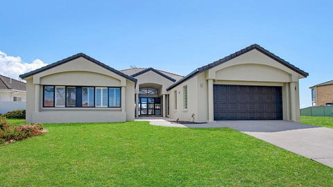 FLOATING ON THE CANALS - 80 COMMODORE CRES - Perth Resorts 0
