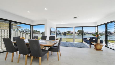 FLOATING ON THE CANALS - 80 COMMODORE CRES - Perth Resorts 1