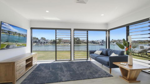 FLOATING ON THE CANALS - 80 COMMODORE CRES - Perth Resorts 2