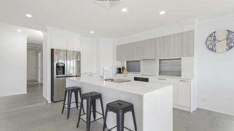 FLOATING ON THE CANALS - 80 COMMODORE CRES - Perth Resorts 3