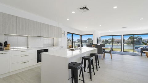 FLOATING ON THE CANALS - 80 COMMODORE CRES - Perth Resorts 4