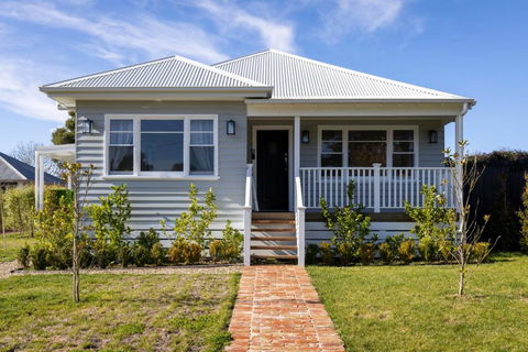 FOREST CORNER - 3 BEDROOM WEATHERBOARD, TRENTHAM - Perth Resorts 0