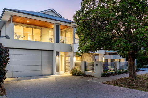 Family Vacation Escapade Shops Beach And Sun Await - Accommodation Perth 3