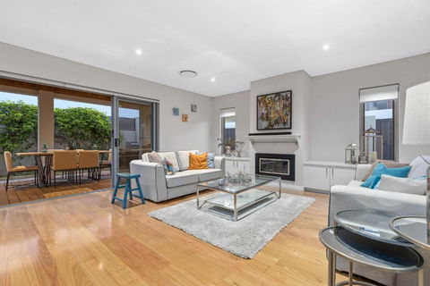 Family Vacation Escapade Shops Beach And Sun Await - Accommodation Perth 2