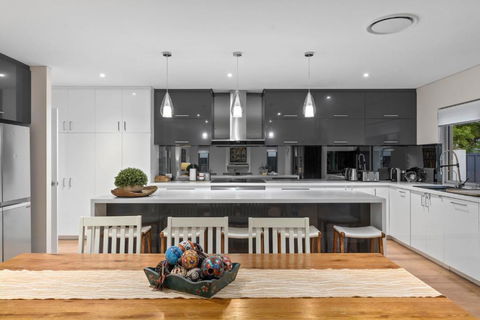 Family Vacation Escapade Shops Beach And Sun Await - Accommodation Perth 1