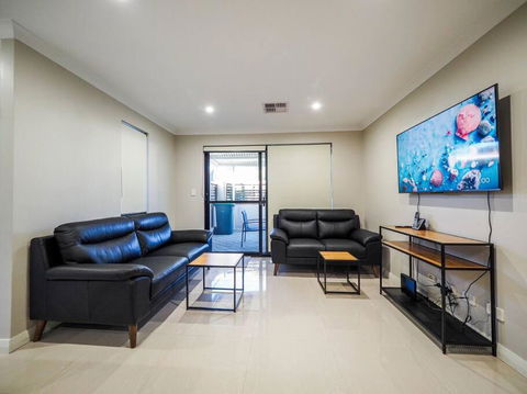 Gorgeous Family House Near Shops - Accommodation Perth 1