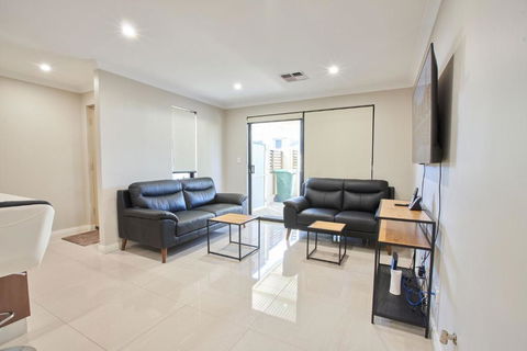 Gorgeous Family House Near Shops - Accommodation Perth 3
