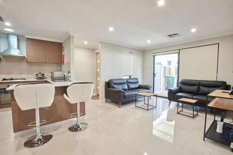 Gorgeous Family House Near Shops - Accommodation Perth 0