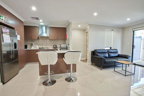 Gorgeous Family House Near Shops - Accommodation Perth 2