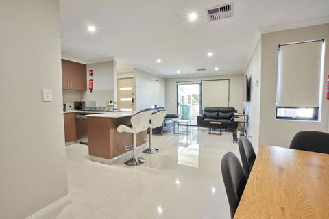 Gorgeous Family House Near Shops - Accommodation Perth 4