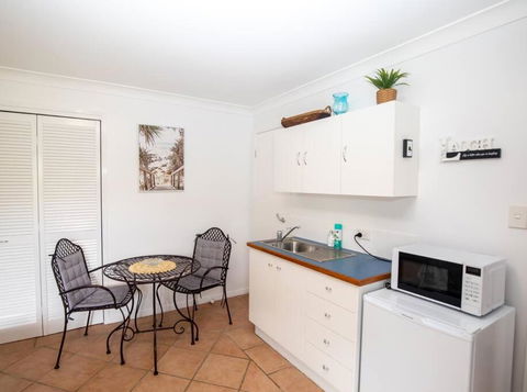 GORGEOUS STUDIO + 100M TO BEACH + POOL - Perth Resorts 2