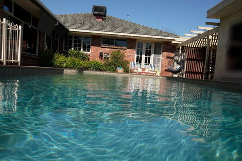 Hampton Spacious House & Pool - Accommodation Perth 0