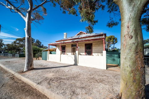 Hawker Bed And Breakfast - Accommodation Perth 0