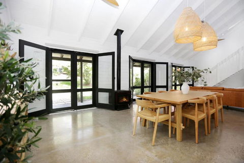Hawks Nest Hideaway - Perth Resorts 3