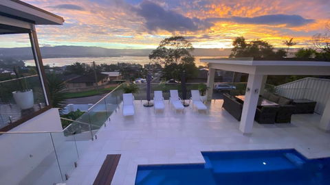 HEATed Pool, Lake & Beach, Luxury 5 B/R House - Perth Resorts 1