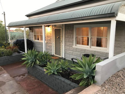HILLSIDE HAVEN CHARMING C1920 COTTAGE Pet Friendly Sleeps 1 - 6 - Perth Resorts 2