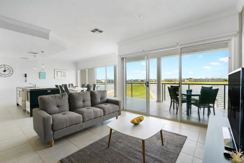 Hindmarsh Island - BYO Linen - Waterfront - Luxury - Perth Resorts 1
