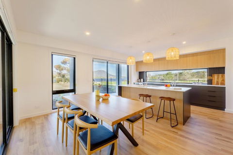 Hobart 4-bedroom Spacious Waterfront House - Perth Resorts 0