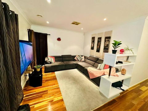 Holiday House In Mernda Free Parking 5 Min Walk To Supermarket - Perth Resorts 0