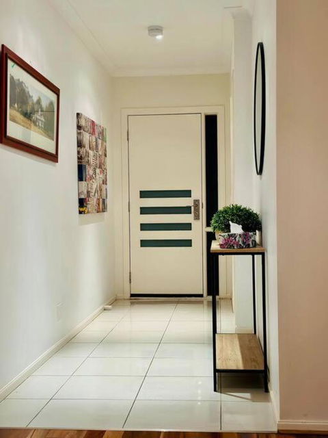 Holiday House In Mernda Free Parking 5 Min Walk To Supermarket - Perth Resorts 1