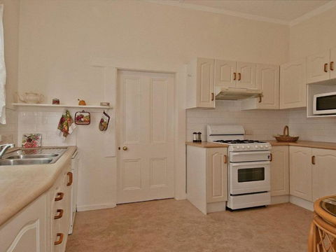 Hollyoak Cottage - Perth Resorts 3