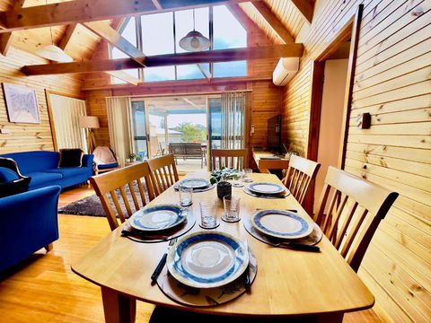 House With Bay Views - St Helens Family Escape - Perth Resorts 1