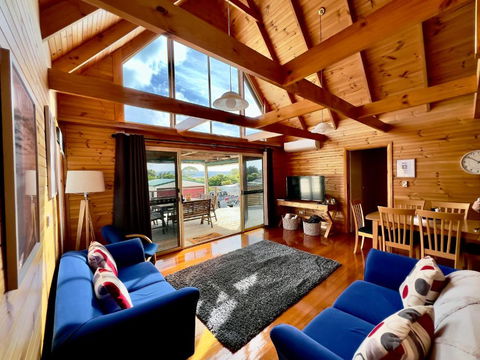 House With Bay Views - St Helens Family Escape - Perth Resorts 0